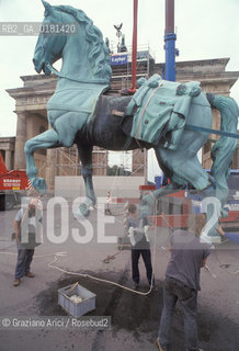 (GERMANIA) BERLINO 1991 :RESTAURO DEI CAVALLI DELLA QUADRIGA ALLA  PORTA DI BRANDEBURGO     - ©Graziano Arici/Rosebud2 / GEO
