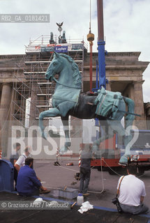 (GERMANIA) BERLINO 1991 :RESTAURO DEI CAVALLI DELLA QUADRIGA ALLA  PORTA DI BRANDEBURGO     - ©Graziano Arici/Rosebud2 / GEO