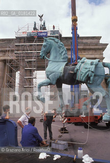 (GERMANIA) BERLINO 1991 :RESTAURO DEI CAVALLI DELLA QUADRIGA ALLA  PORTA DI BRANDEBURGO     - ©Graziano Arici/Rosebud2 / GEO