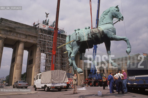 (GERMANIA) BERLINO 1991 :RESTAURO DEI CAVALLI DELLA QUADRIGA ALLA  PORTA DI BRANDEBURGO     - ©Graziano Arici/Rosebud2 / GEO