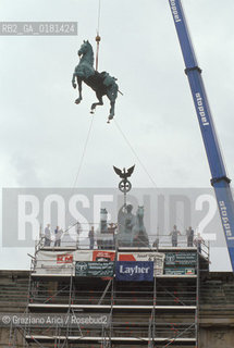(GERMANIA) BERLINO 1991 :RESTAURO DEI CAVALLI DELLA QUADRIGA ALLA  PORTA DI BRANDEBURGO     - ©Graziano Arici/Rosebud2 / GEO