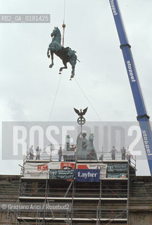 (GERMANIA) BERLINO 1991 :RESTAURO DEI CAVALLI DELLA QUADRIGA ALLA  PORTA DI BRANDEBURGO     - ©Graziano Arici/Rosebud2 / GEO