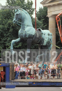 (GERMANIA) BERLINO 1991 :RESTAURO DEI CAVALLI DELLA QUADRIGA ALLA  PORTA DI BRANDEBURGO     - ©Graziano Arici/Rosebud2 / GEO