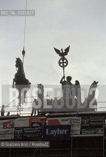 (GERMANIA) BERLINO 1991 :RESTAURO DEI CAVALLI DELLA QUADRIGA ALLA  PORTA DI BRANDEBURGO     - ©Graziano Arici/Rosebud2 / GEO