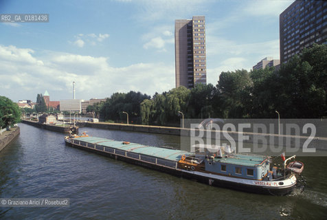 (GERMANIA) BERLINO EST 1991 : BATTELLO SULLA SPREE - ©Graziano Arici/Rosebud2 / GEO / FIUME