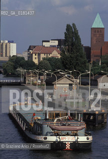 (GERMANIA) BERLINO EST 1991 : BATTELLO SULLA SPREE - ©Graziano Arici/Rosebud2 / GEO / FIUME