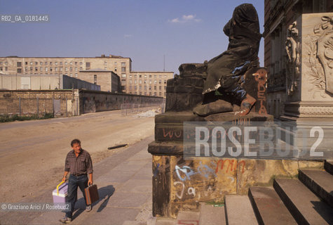 (GERMANIA) BERLINO 1991 : IL MURO E IL  MARTIN GROPIUS BAU   - ©Graziano Arici/Rosebud2 / GEO / MUSEO