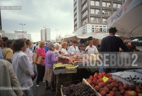 (GERMANIA) BERLINO 1991 : MERCATO IN ALEXANDERPLATZ    - ©Graziano Arici/Rosebud2 / GEO