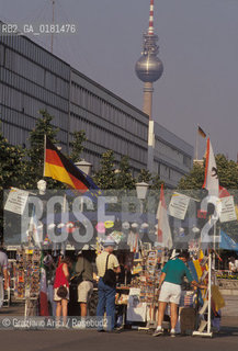 (GERMANIA) BERLINO 1991 :MERCATINO E LA TORRE DELLA TELEVISIONE     - ©Graziano Arici/Rosebud2 / GEO