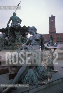 (GERMANIA) BERLINO EST 1989 :LA FONTANA DI NETTUNO E IL RATHAUS - ©Graziano Arici/Rosebud2 / GEO