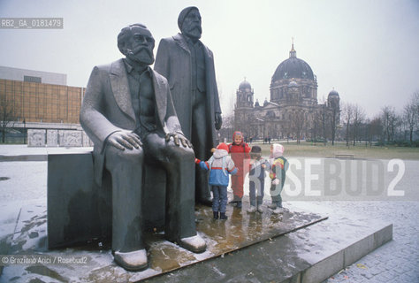 (GERMANIA) BERLINO EST 1989 :MARX-ENGELS-PLATZ- ©Graziano Arici/Rosebud2 / GEO