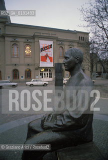 (GERMANIA) BERLINO1991 : IL TEATRO BERLINERO ENSEMBLE E LA STATUA DI BERTOLD BRECHT - ©Graziano Arici/Rosebud2 / GEO
