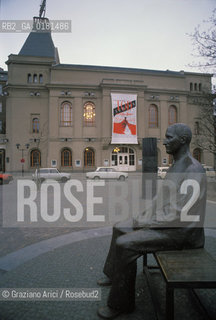 (GERMANIA) BERLINO1991 : IL TEATRO BERLINERO ENSEMBLE E LA STATUA DI BERTOLD BRECHT - ©Graziano Arici/Rosebud2 / GEO