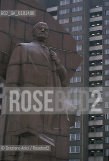 (GERMANIA) BERLINO EST 1989  : STATUA  E CASE NELLA LENINALLEE - ©Graziano Arici/Rosebud2 / GEO
