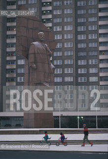 (GERMANIA) BERLINO EST 1989  : STATUA  E CASE NELLA LENINALLEE - ©Graziano Arici/Rosebud2 / GEO
