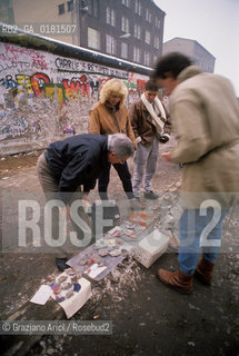 (GERMANIA) BERLINO 1989  :VENDITA DI PEZZI DI MURO  - ©Graziano Arici/Rosebud2 / GEO