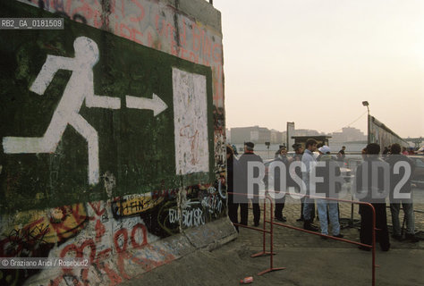 (GERMANIA) BERLINO 1989  :IL MURO - VARCO DI FRONTIERA  - ©Graziano Arici/Rosebud2 / GEO