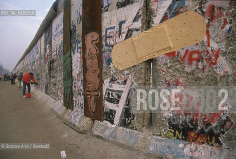 (GERMANIA) BERLINO 1989  :IL MURO - LA GENTE SCALPELLA IL MURO   - ©Graziano Arici/Rosebud2 / GEO / CEROTTO / GRAFFITI