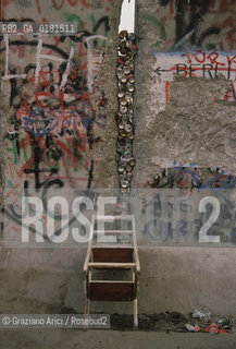 (GERMANIA) BERLINO 1989  :IL MURO - LA GENTE SCALPELLA IL MURO   - ©Graziano Arici/Rosebud2 / GEO
