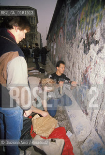(GERMANIA) BERLINO 1989  :IL MURO - LA GENTE SCALPELLA IL MURO   - ©Graziano Arici/Rosebud2 / GEO / CEROTTO