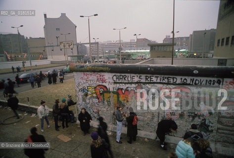 (GERMANIA) BERLINO 1989  :IL MURO - LA GENTE SCALPELLA IL MURO AL CHECK-POINT CHARLIE   - ©Graziano Arici/Rosebud2 / GEO