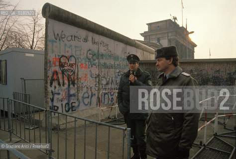 (GERMANIA) BERLINO 12/12/1989  :IL MURO - PASSAGGIO DI FRONTIERA ALLA PORTA DI BRANDEBURGO  - ©Graziano Arici/Rosebud2 / GEO