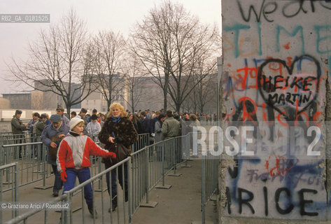 (GERMANIA) BERLINO 12/12/1989  :IL MURO - PASSAGGIO DI FRONTIERA ALLA PORTA DI BRANDEBURGO  - ©Graziano Arici/Rosebud2 / GEO
