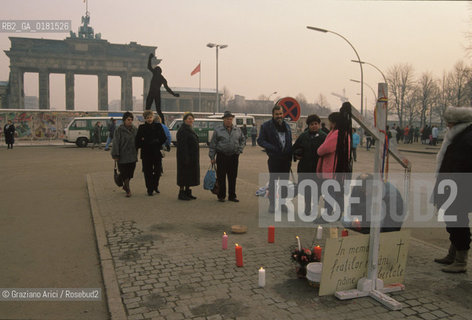 (GERMANIA) BERLINO 12/12/1989  :IL MURO  ALLA PORTA DI BRANDEBURGO  - ©Graziano Arici/Rosebud2 / GEO