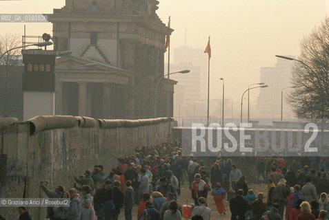 (GERMANIA) BERLINO 12/12/1989  :IL MURO ALLA PORTA DI BRANDEBURGO  - ©Graziano Arici/Rosebud2 / GEO / GRAFFITI