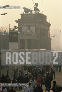(GERMANIA) BERLINO 12/12/1989  :IL MURO ALLA PORTA DI BRANDEBURGO  - ©Graziano Arici/Rosebud2 / GEO / GRAFFITI