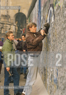 (GERMANIA) BERLINO 12/12/1989  :IL MURO - ©Graziano Arici/Rosebud2 / GEO / GRAFFITI / MARTELLO