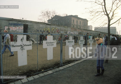 (GERMANIA) BERLINO 12/12/1989  :IL MURO - MEMORIALE ALLE VITTIME UCCISE DAI VOPOS -  ©Graziano Arici/Rosebud2 / GEO /