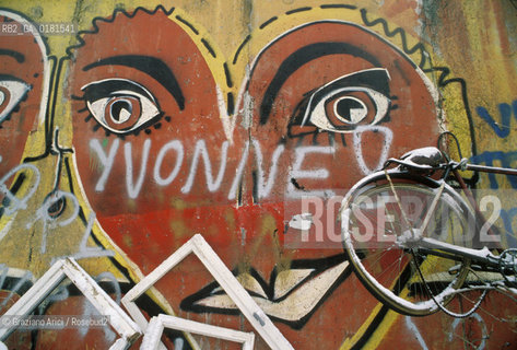 (GERMANIA) BERLINO 12/12/1989  :IL MURO -  ©Graziano Arici/Rosebud2 / GEO / GRAFFITI / NEVE / BICICLETTA