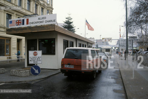 (GERMANIA) BERLINO 12/12/1989  :IL MURO - TRAFFICO AL CHECK-POINT CHARLIE -  ©Graziano Arici/Rosebud2 / GEO