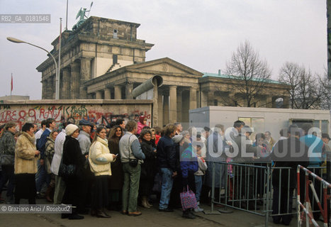 (GERMANIA) BERLINO 12/12/1989  :IL MURO - VALICO DI FRONTIERA ALLA PORTA DI BRANDEBURGO  -  ©Graziano Arici/Rosebud2 / GEO