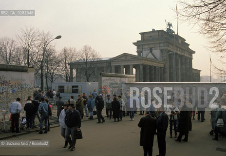(GERMANIA) BERLINO 12/12/1989  :IL MURO - VALICO DI FRONTIERA ALLA PORTA DI BRANDEBURGO  -  ©Graziano Arici/Rosebud2 / GEO