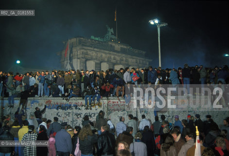 (GERMANIA) BERLINO 31/12/1989  :IL MURO ALLA PORTA DI BRANDEBURGO  -  ©Graziano Arici/Rosebud2 / GEO