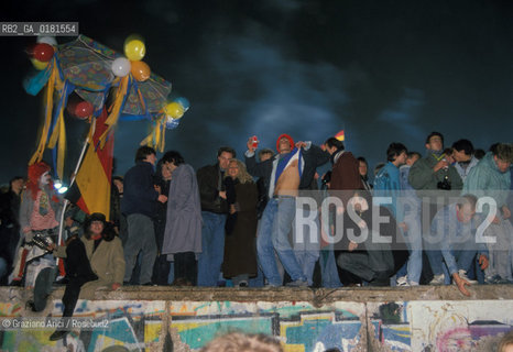 (GERMANIA) BERLINO 31/12/1989  :IL MURO ALLA PORTA DI BRANDEBURGO  -  ©Graziano Arici/Rosebud2 / GEO