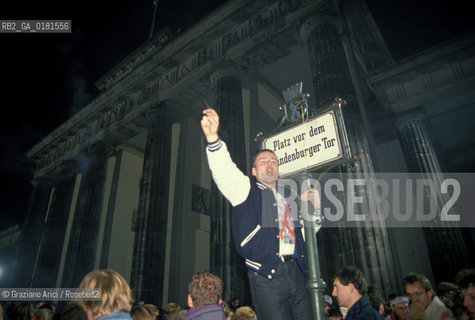 (GERMANIA) BERLINO 31/12/1989  :IL MURO ALLA PORTA DI BRANDEBURGO  -  ©Graziano Arici/Rosebud2 / GEO