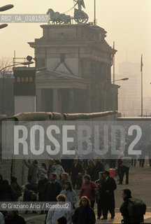 (GERMANIA) BERLINO 31/12/1989  :IL MURO ALLA PORTA DI BRANDEBURGO  -  ©Graziano Arici/Rosebud2 / GEO