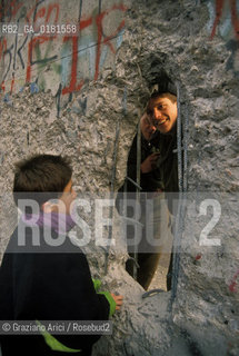 (GERMANIA) BERLINO 31/12/1989  :IL MURO ALLA PORTA DI BRANDEBURGO  -  ©Graziano Arici/Rosebud2 / GEO