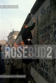 (GERMANIA) BERLINO 31/12/1989  :IL MURO ALLA PORTA DI BRANDEBURGO  -  ©Graziano Arici/Rosebud2 / GEO