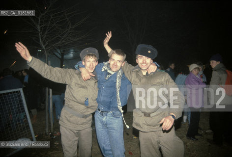(GERMANIA) BERLINO 31/12/1989  :IL MURO ALLA PORTA DI BRANDEBURGO  -  ©Graziano Arici/Rosebud2 / GEO