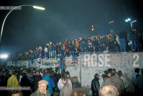 (GERMANIA) BERLINO 31/12/1989  :IL MURO ALLA PORTA DI BRANDEBURGO  -  ©Graziano Arici/Rosebud2 / GEO