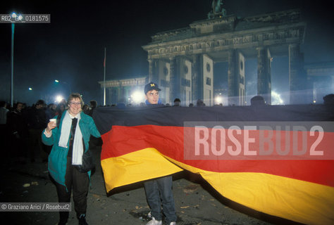 (GERMANIA) BERLINO 31/12/1989  :IL MURO ALLA PORTA DI BRANDEBURGO  -  ©Graziano Arici/Rosebud2 / GEO  / BANDIERA