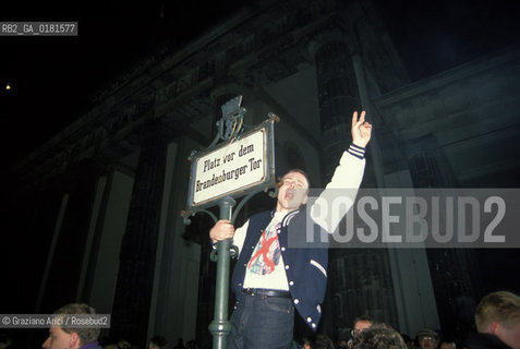 (GERMANIA) BERLINO 31/12/1989  :IL MURO ALLA PORTA DI BRANDEBURGO  -  ©Graziano Arici/Rosebud2 / GEO