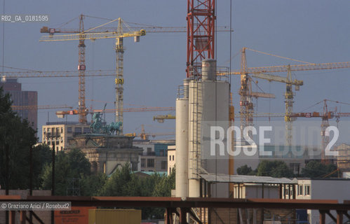 (GERMANIA) BERLINO 1999 : POTZDAMER PLATZ E PARTA DI BRANDEBURGO  - ©Graziano Arici/Rosebud2 / GEO / GRU
