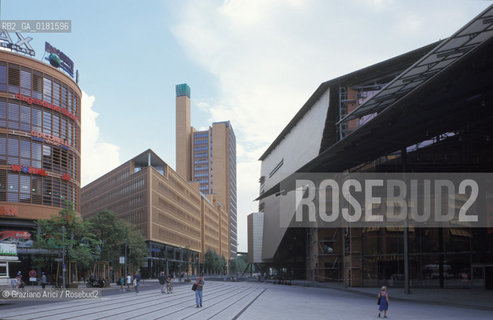 (GERMANIA) BERLINO 1999 : MARLENE-DIETRICH-PLATZ A POTZDAMER PLATZ  - ©Graziano Arici/Rosebud2 / GEO / ARCHITETTURA MODERNA / CONTENPORANEA / RENZO PIANO