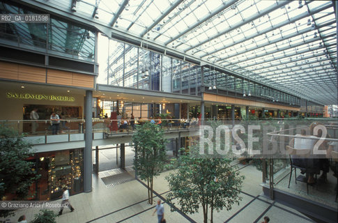 (GERMANIA) BERLINO 1999 : ARKADE A POTZDAMER PLATZ  - ©Graziano Arici/Rosebud2 / GEO / ARCHITETTURA MODERNA / CONTENPORANEA