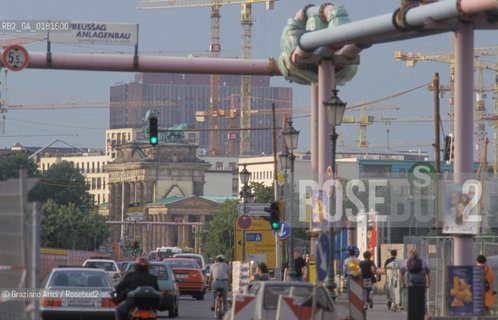 (GERMANIA) BERLINO 1999 :  POTZDAMER PLATZ E LA PORTA DI BRANDEBURGO  - ©Graziano Arici/Rosebud2 / GEO / ARCHITETTURA MODERNA / CONTENPORANEA